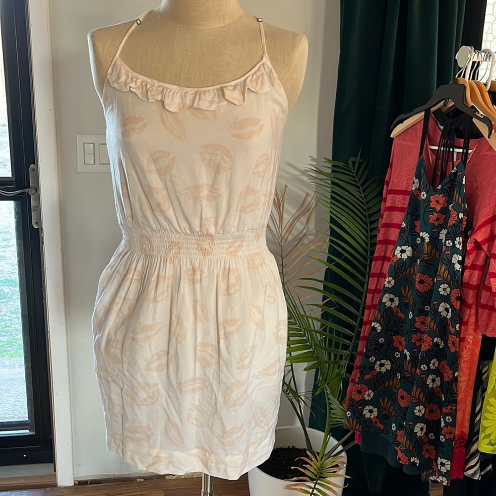 Bcbg white and blush pocketed dress in small- amazing condition
